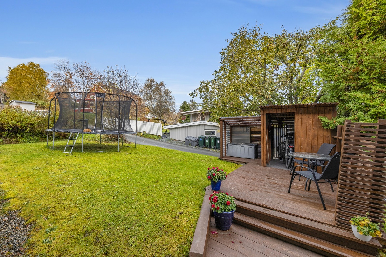 Felles hage med terrasse og redskapsbod. Galleribilde