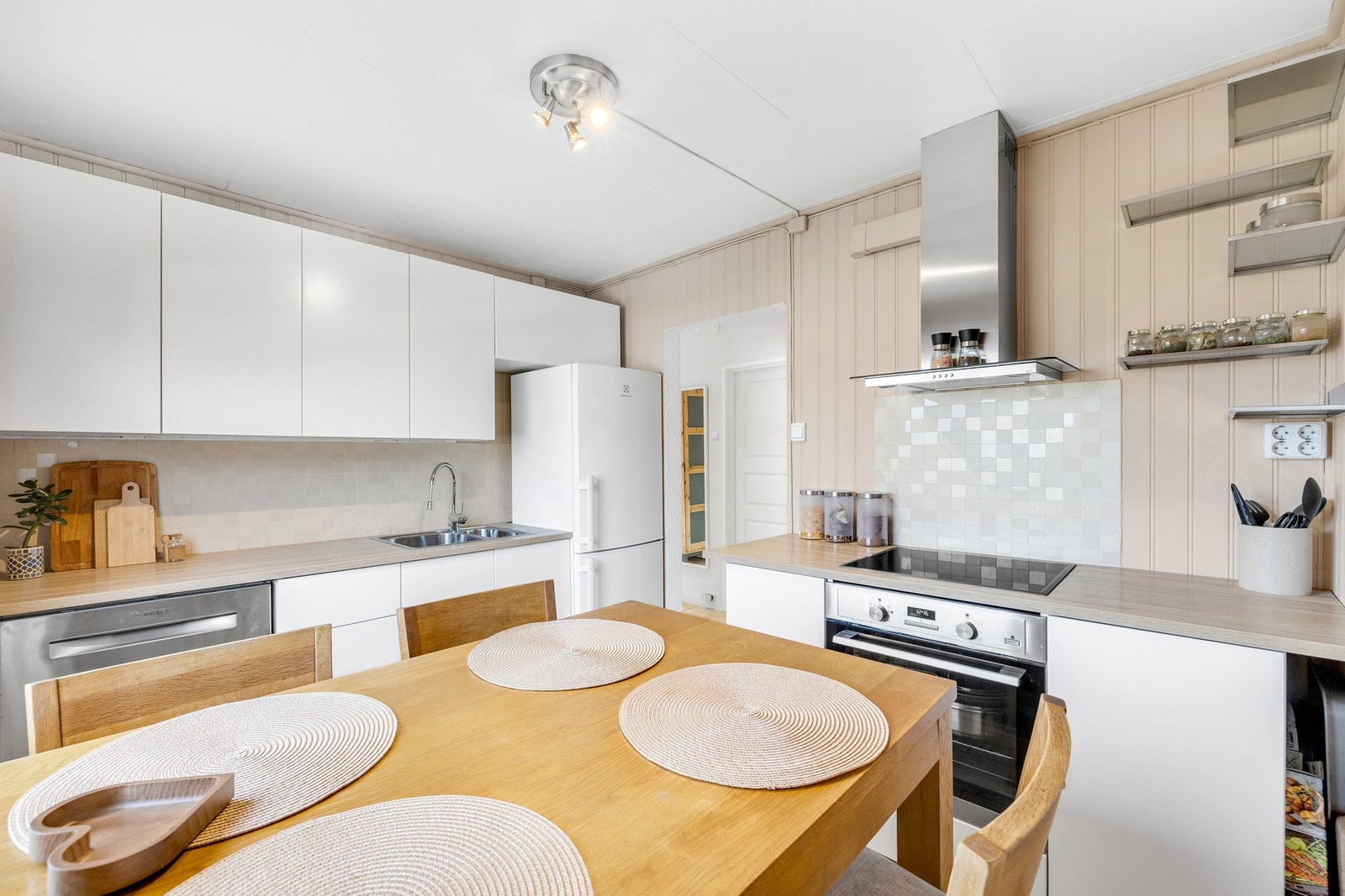 Leiligheten hat et lyst og pent kjøkken fra 2019. Galleribilde