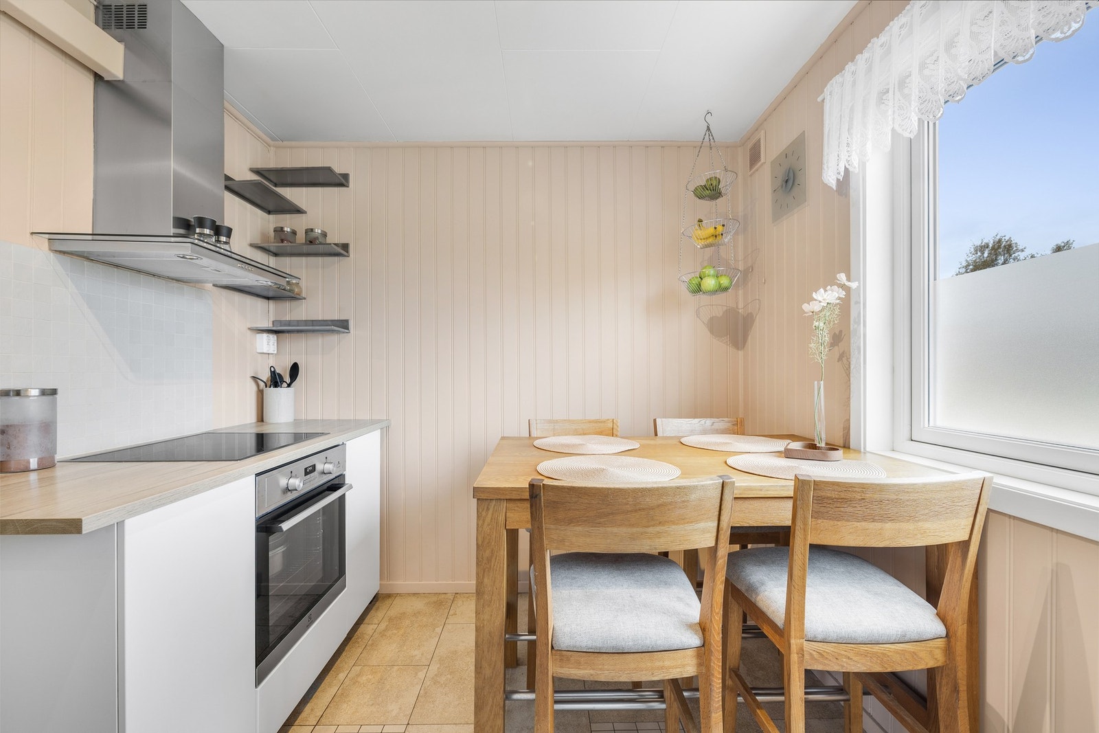 Her er det plass til et spisebord ved vinduet. Galleribilde