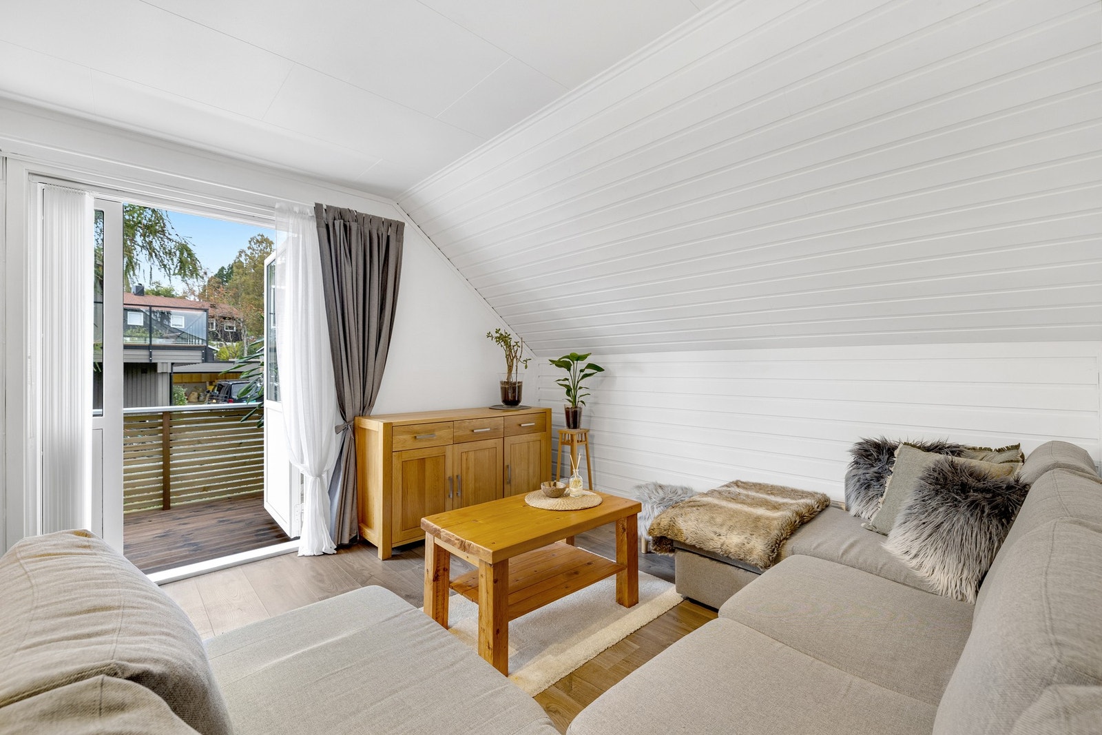 Stuen er 26,8 kvm og kan enkelt innredes i separat stue- og spisestuesone. Galleribilde