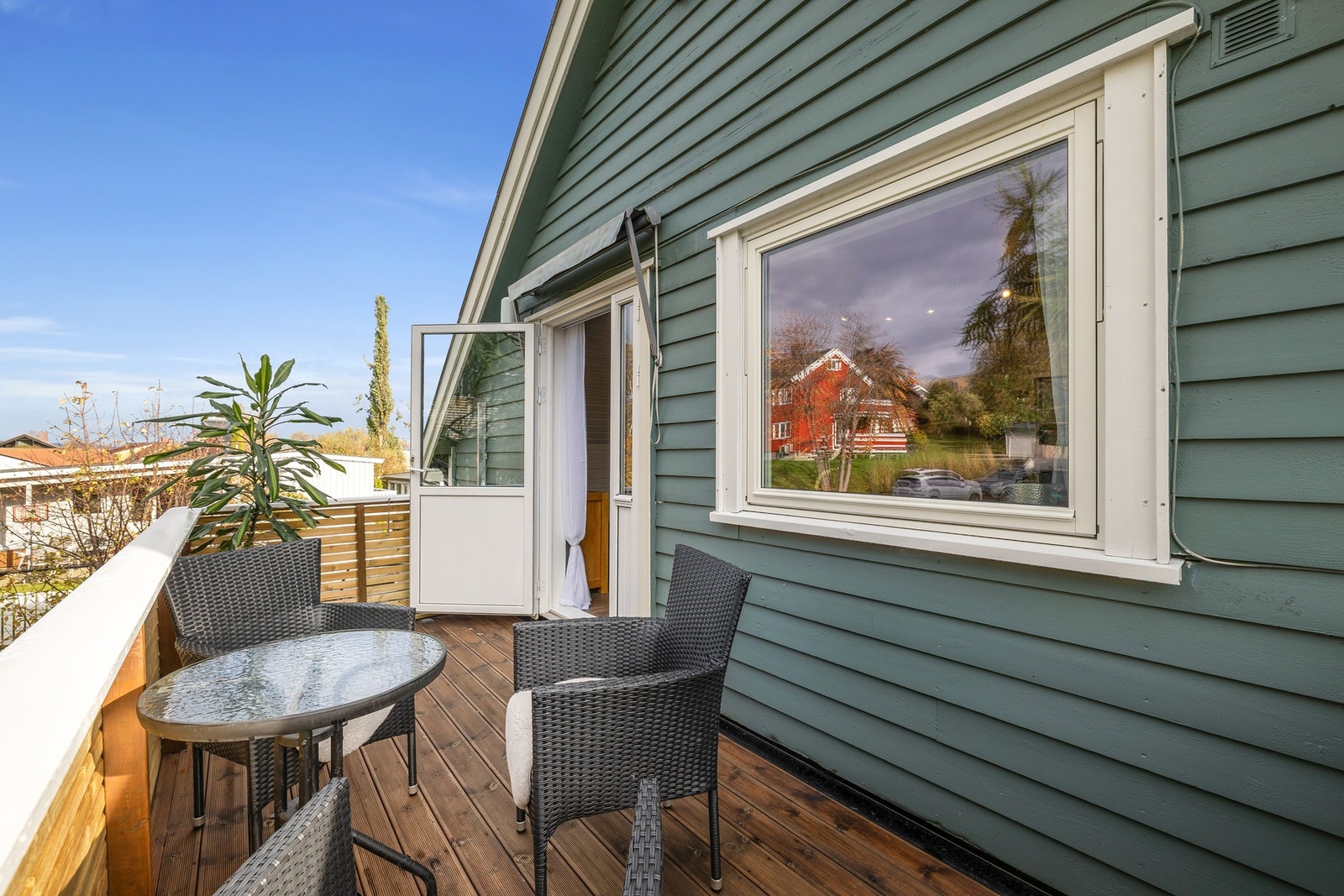 Stuen forlenges i en vestvendt balkong på 6,3 kvm. Galleribilde