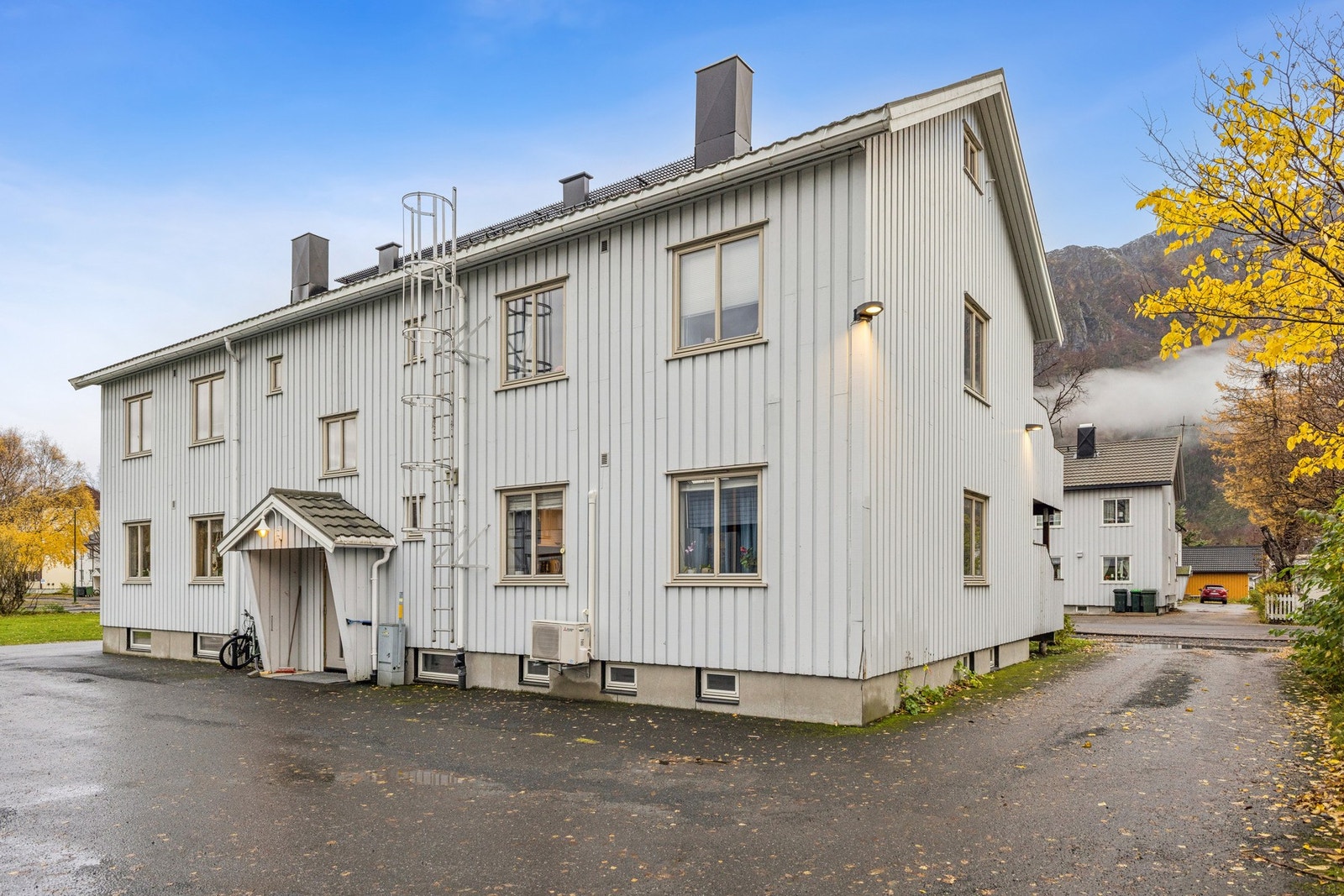 Tomtearealet for borettsalget er på ca. 2914,5. Det er felles parkering. Galleribilde