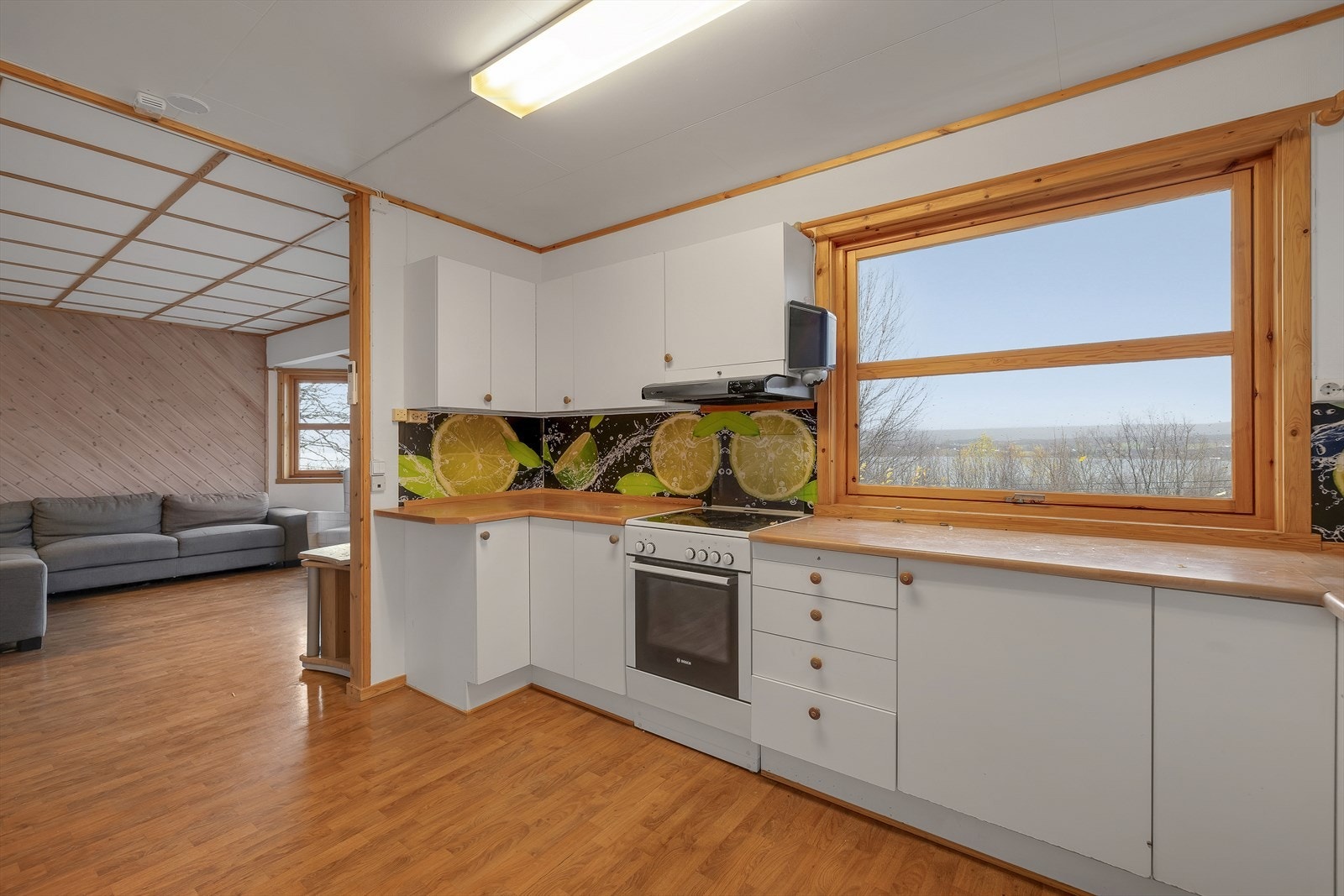 Romslig kjøkken med mye benkeplass Galleribilde