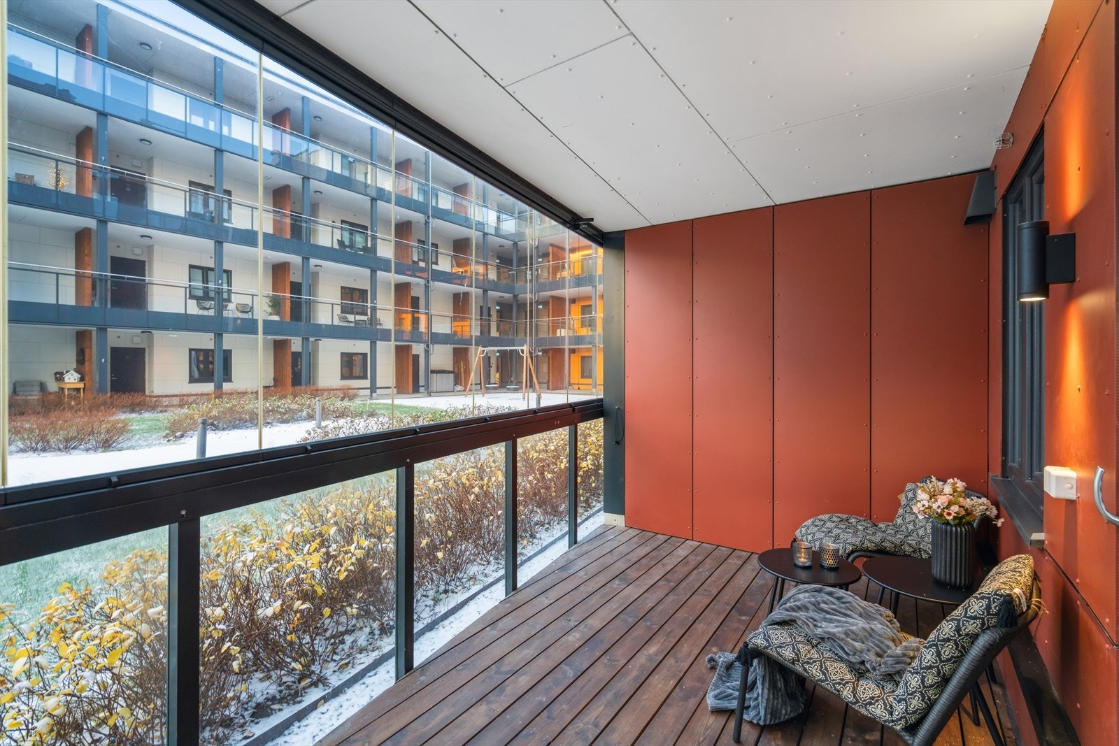 Øvre glassrekke kan åpnes slik at en får følelsen av en "normal" balkong Galleribilde