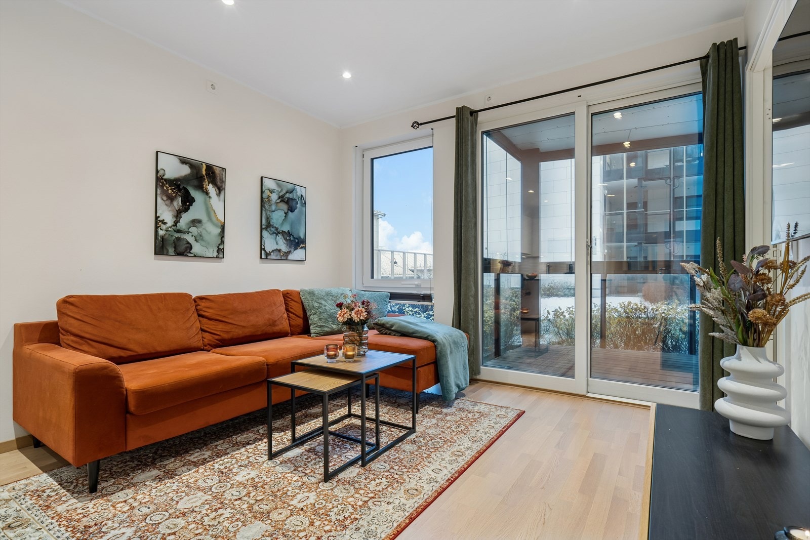 En får fint plass til sofa med tilhørende bord og TV-benk Galleribilde