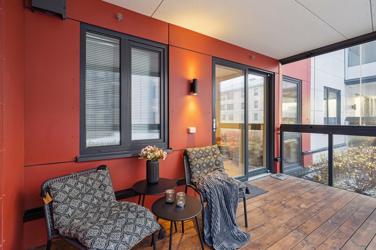 Den innglassede balkongen er på ca. 11 m² og oppleves for mange som en forlengelse av stuen på varme dager - Her er det belysning og stikkontakt Galleribilde