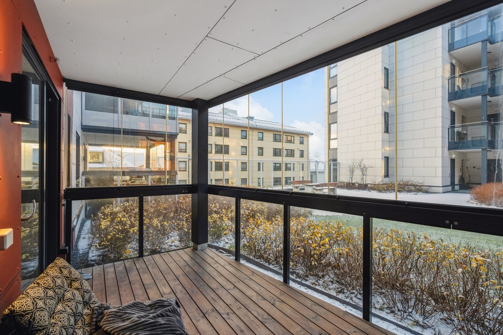 Leiligheten ligger fint plassert i 2. etasje med tilhørende innglasset balkong vendt inn mot fellesområdet Galleribilde