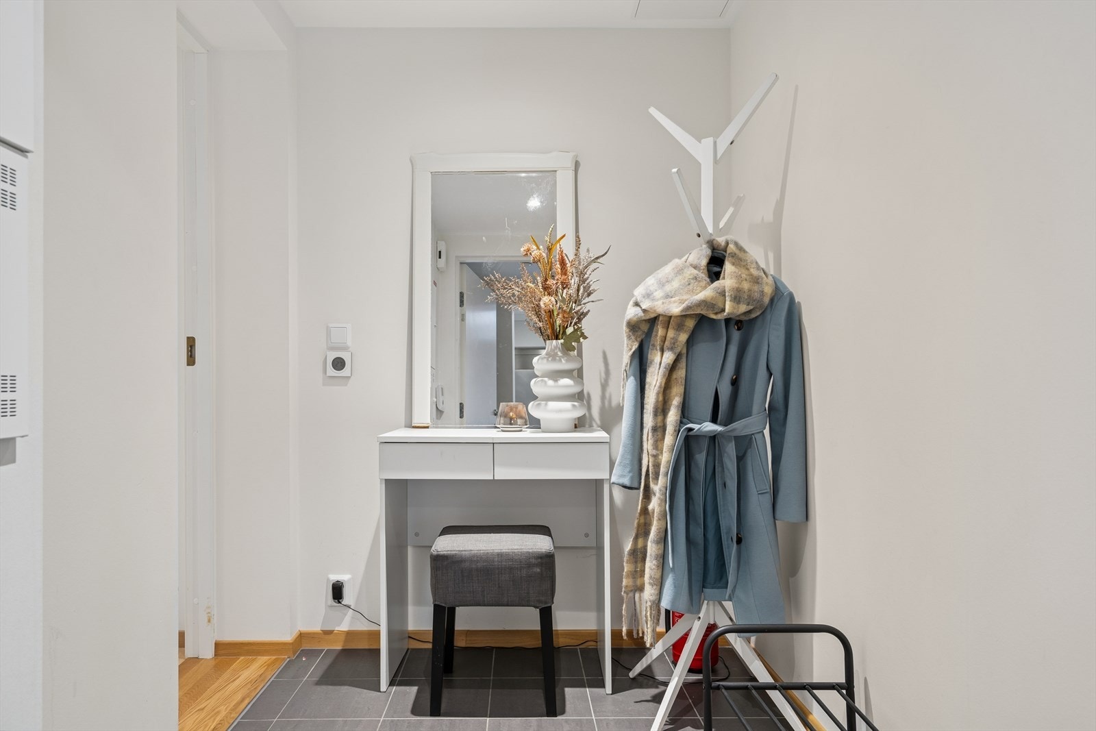 Entreen er flislagt og gir god plass til oppbevaring av yttertøy - Herfra har du videre adkomst til stue/kjøkken Galleribilde