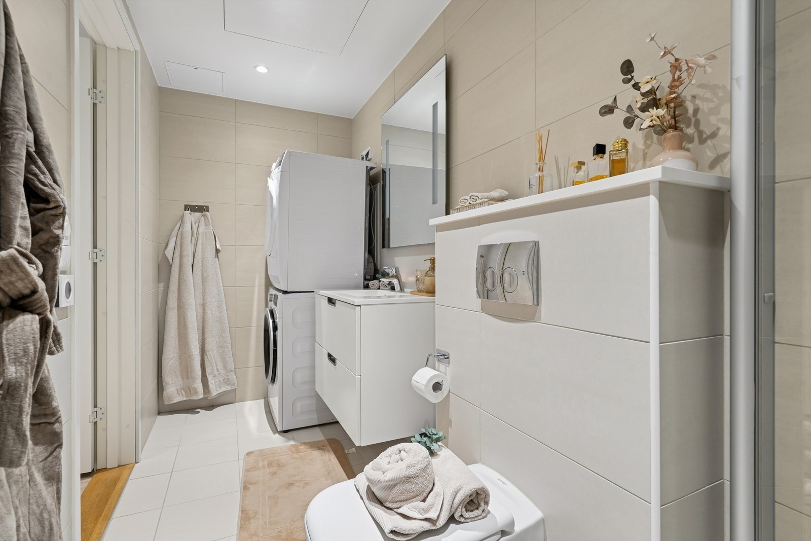 Badet er utført med lyse fliser på både gulv og vegger - Det er oppvarming med elektriske varmekabler Galleribilde