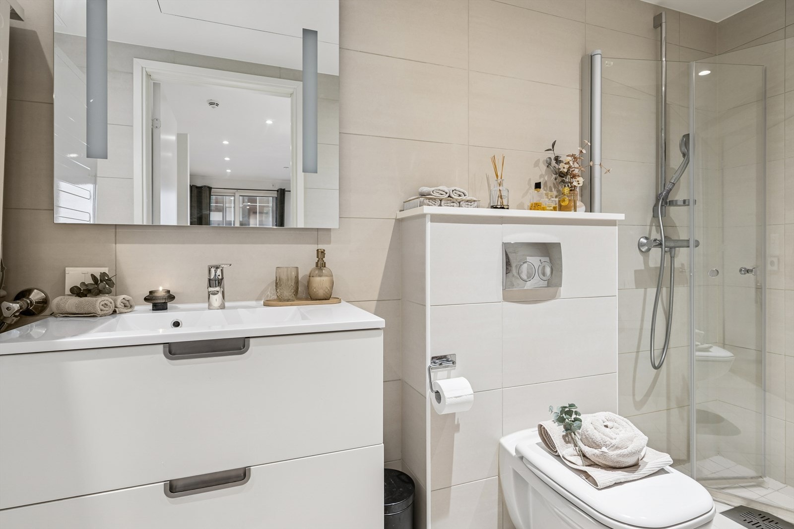 Innredningen består av servant med to romslige skuffer under og speil over med integrert belysning Galleribilde