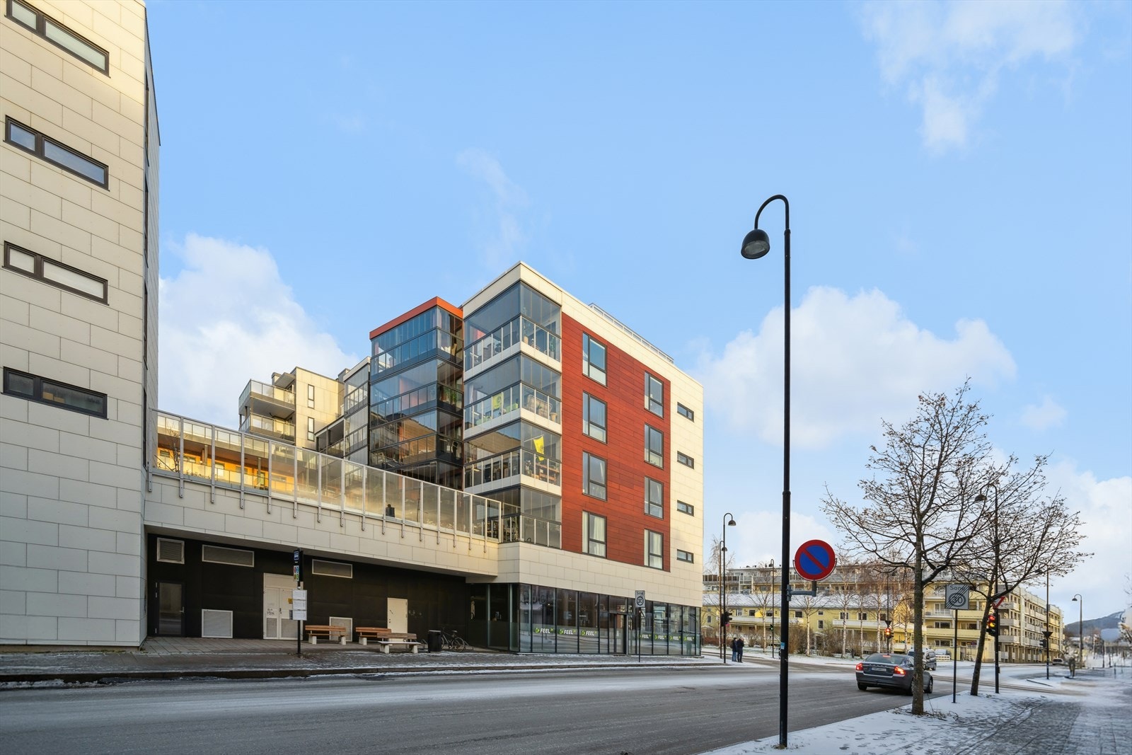 Leiligheten har en attraktiv beliggenhet i hjertet av Bodø sentrum - Meierikvartalet består av leiligheter i de øvre etasjene, samt næringslokaler på bakkeplan som huser bl.a. Feel24 og Kiwi Galleribilde