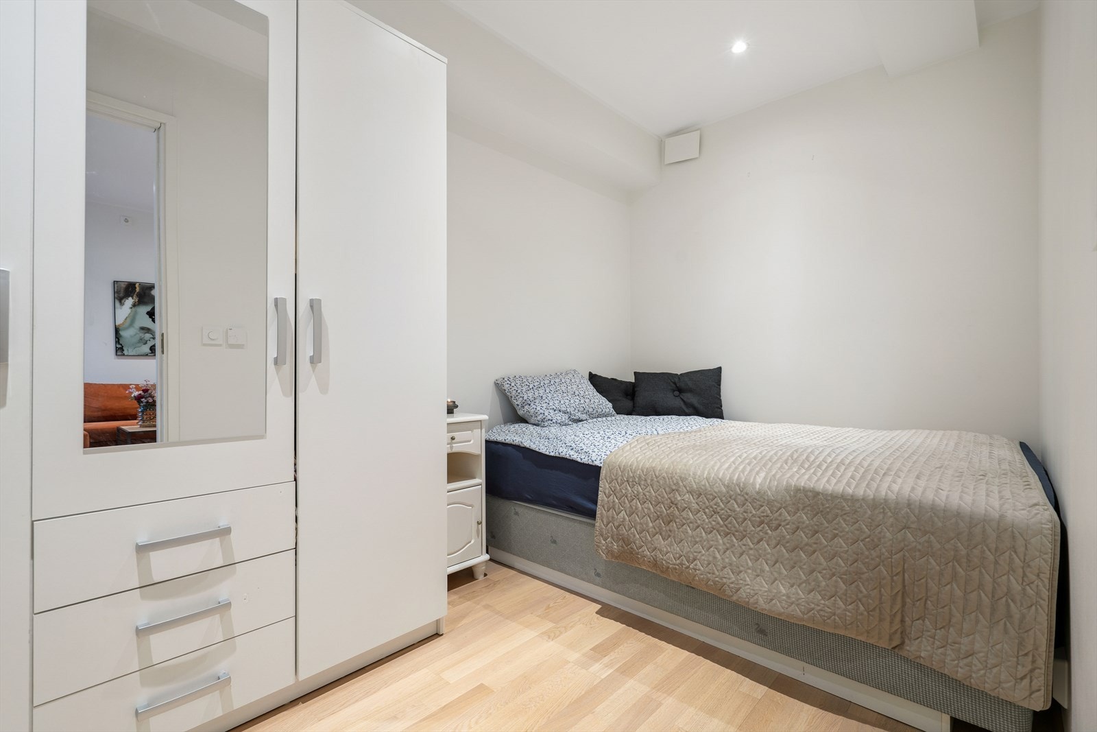 Rommet gir plass til dobbeltseng og er utstyrt med garderobeskap Galleribilde