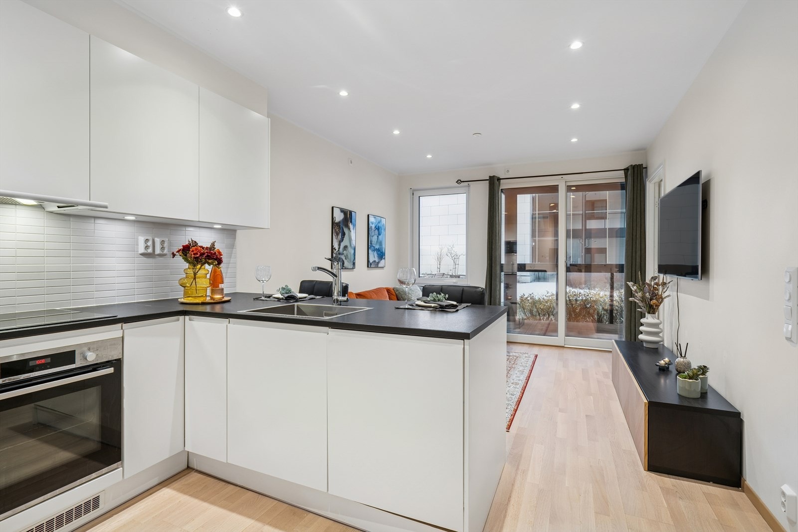 De integrerte hvitevarene medfølger og består av stekeovn, koketopp, oppvaskmaskin og kombiskap kjøl/frys Galleribilde