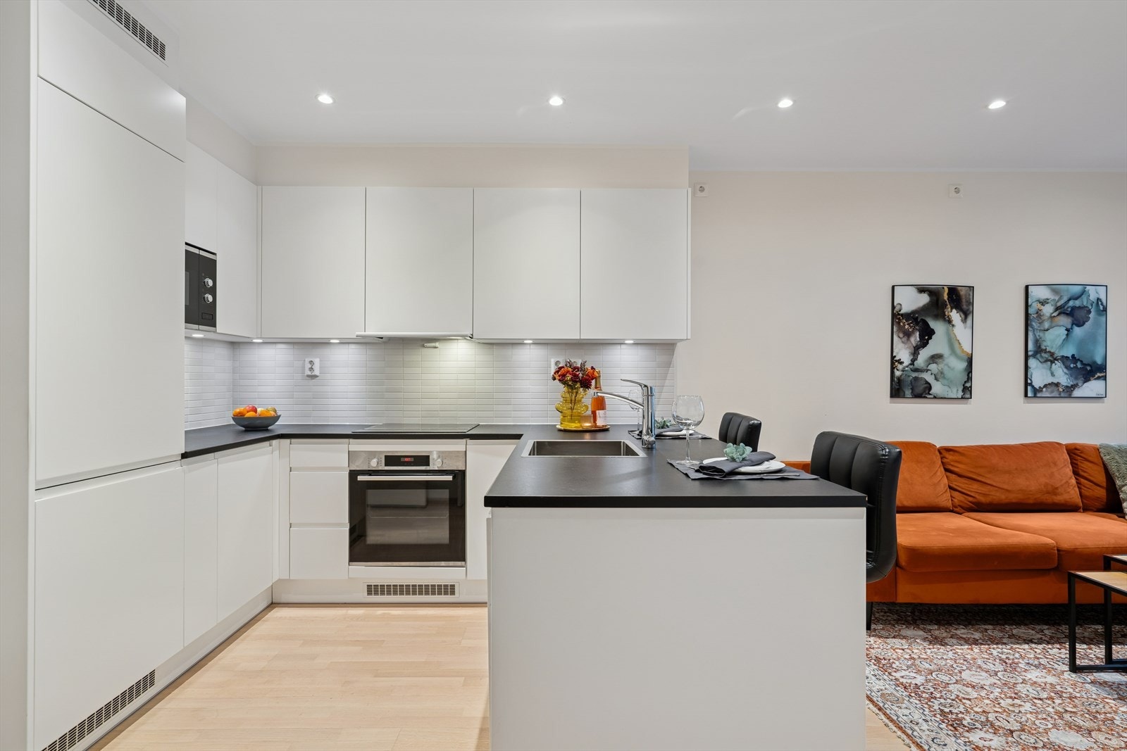 Det er godt med skap- og benkeplass sammenlignet med andre leiligheter av samme størrelse Galleribilde