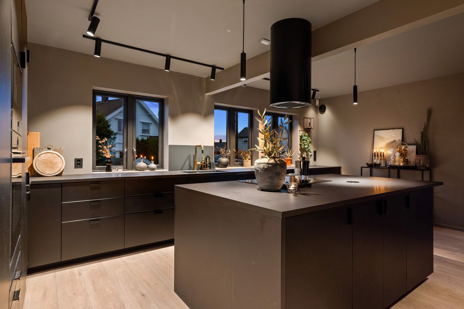 Praktisk kjøkkenøy med god benkeplass og oppbevaring Galleribilde