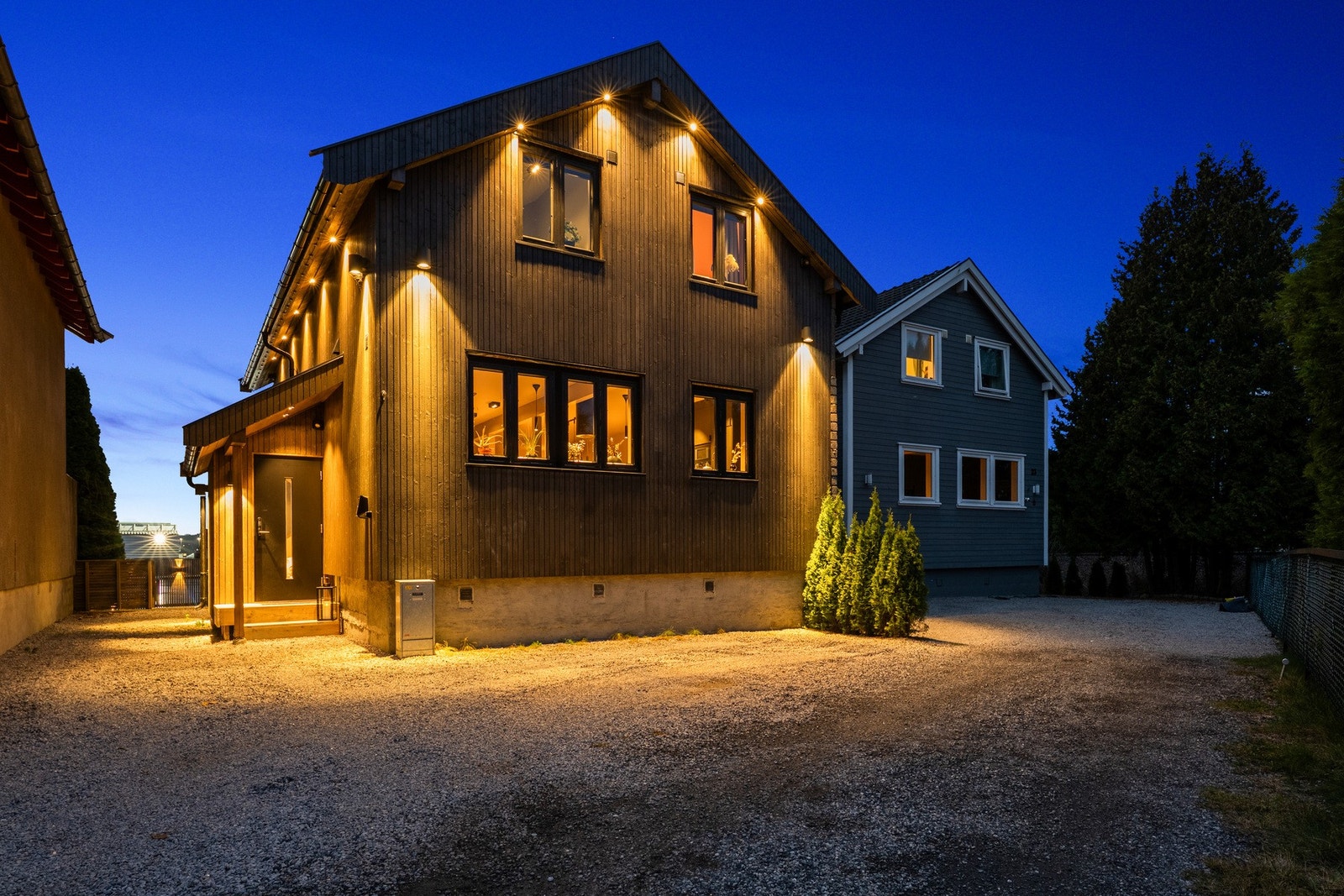 Hele det elektriske anlegget er nylig oppgradert. Det er lagt opp flott utvendig belysning Galleribilde