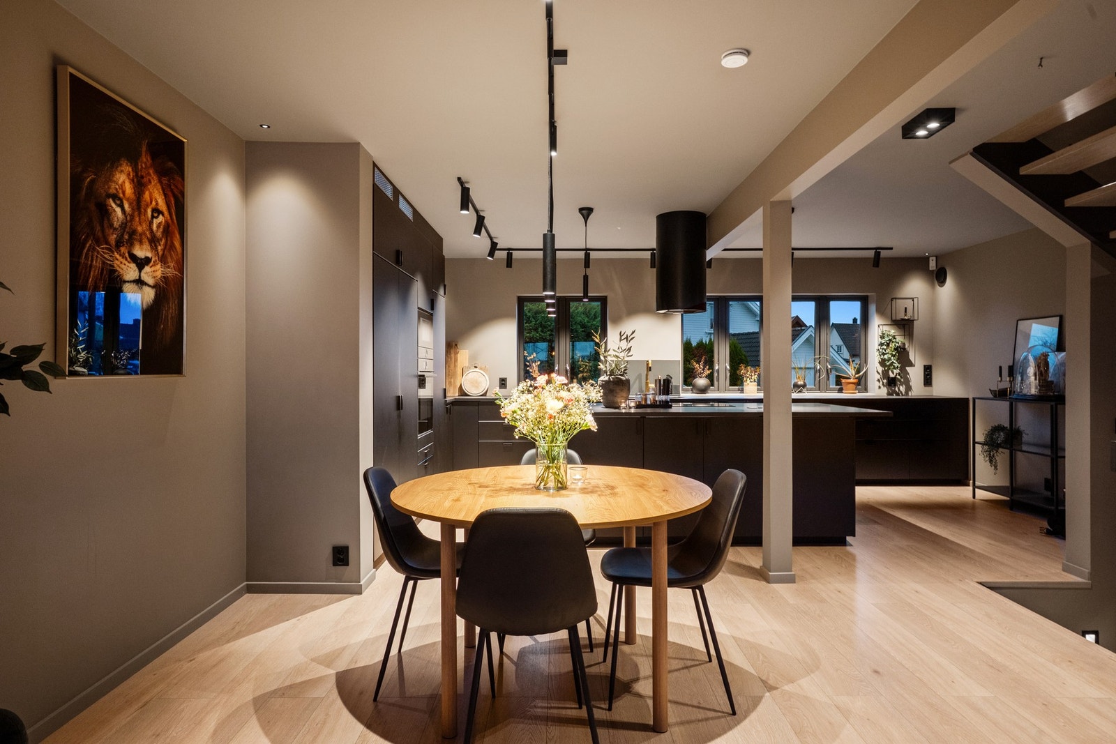 Boligen fremstår som svært tiltalende og har gjennomgått betydelige oppgraderinger i perioden 2020-2025 Galleribilde