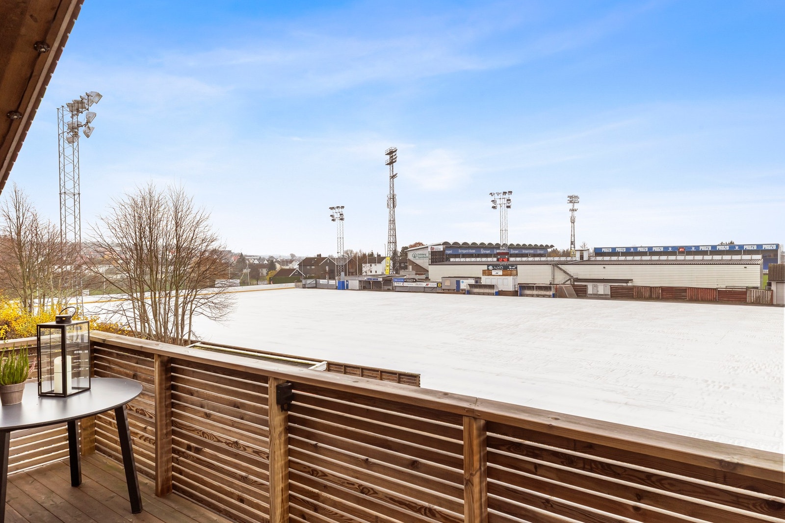 Fra veranda utenfor soverommet med fin kveldssol og utsikt over stadion Galleribilde