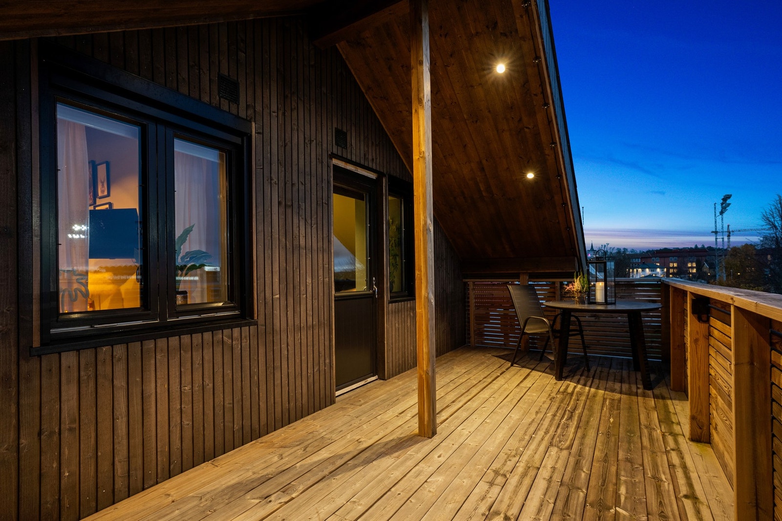 Verandaer er i impregnert treverk Galleribilde