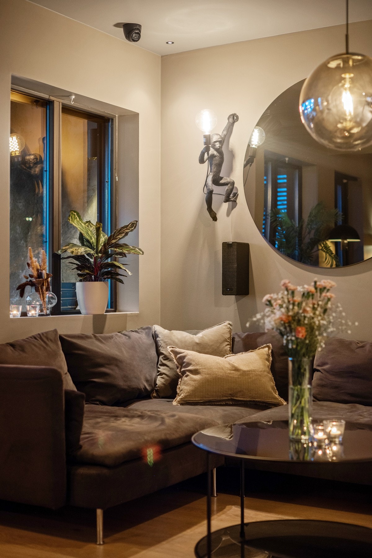 KNX smarthus med romfølere, brytere og touchpaneler rundt om i huset samt tilgang via appløsning Galleribilde