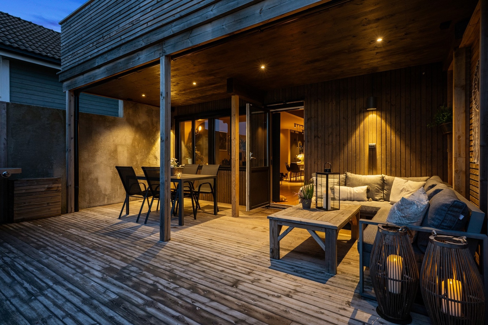 Det er nyere veranda over to plan og nyere kledning Galleribilde