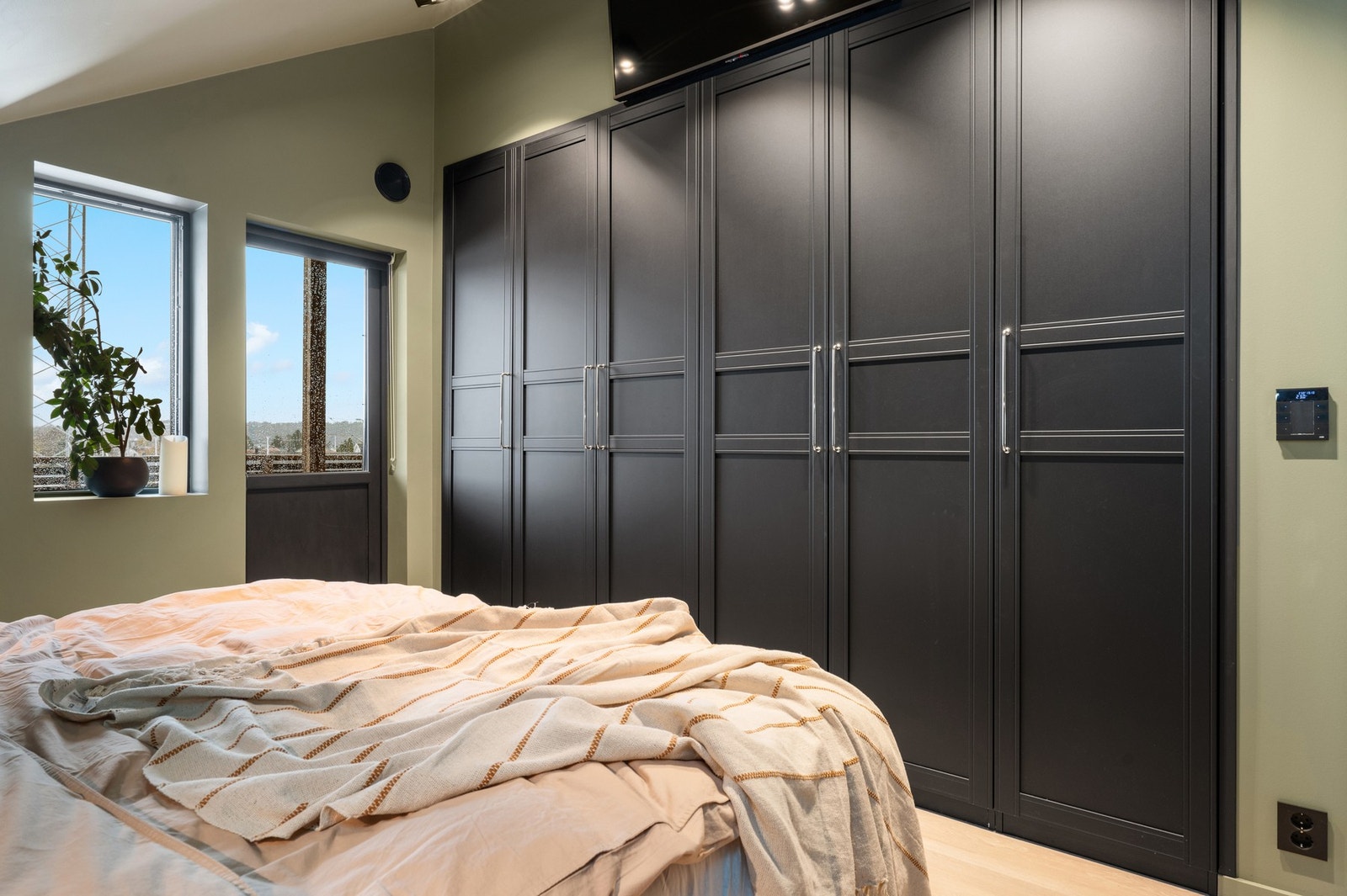 Garderobeløsning på hovedsoverommet Galleribilde