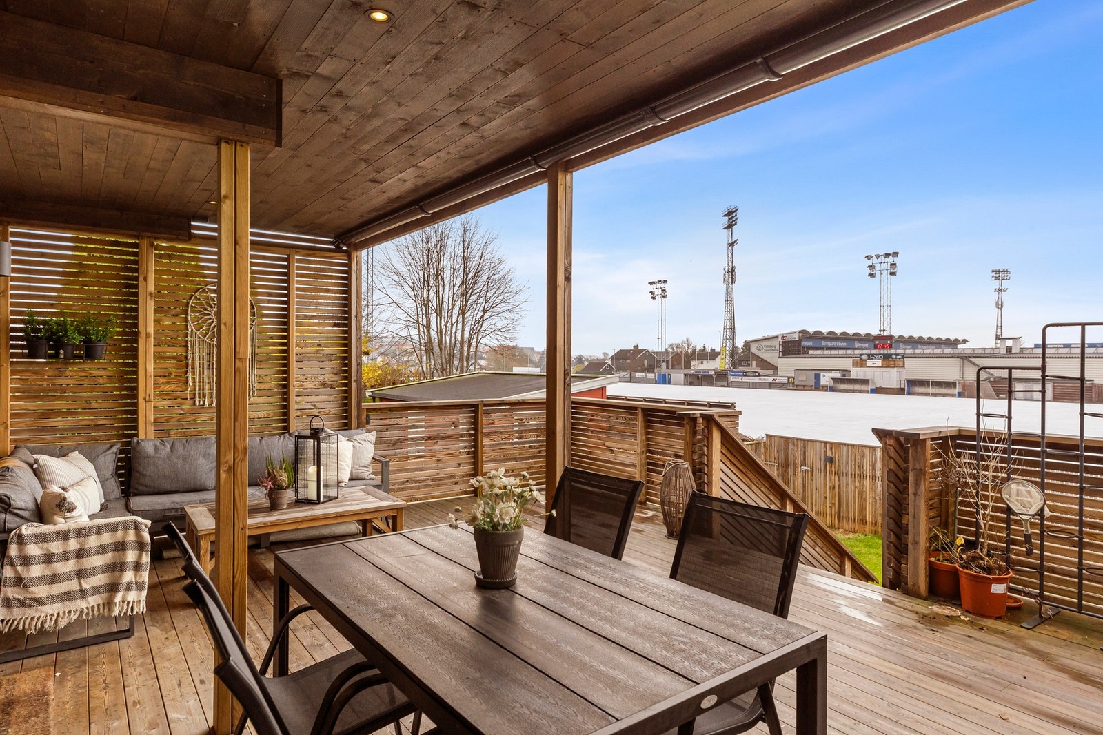 Utsikt på dagtid. Her ligger alt tillrette for en idrettsinteressert familie Galleribilde