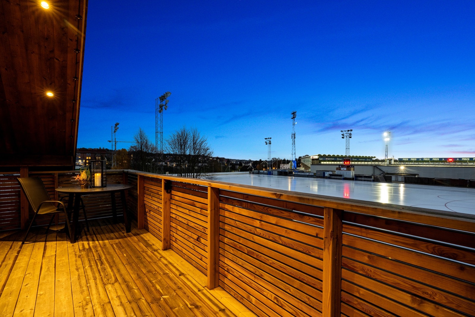 Flott utsikt over stadion. Rett vest med flotte solforhold Galleribilde