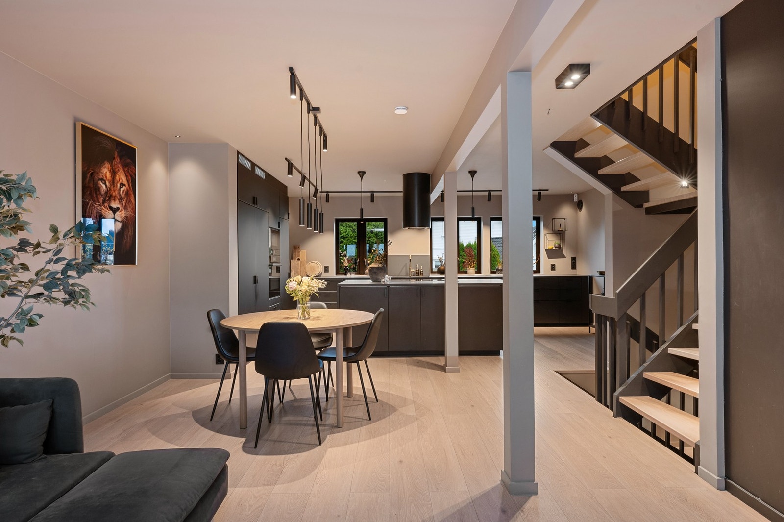 Fra stue mot kjøkken, med spisestue i mellom Galleribilde