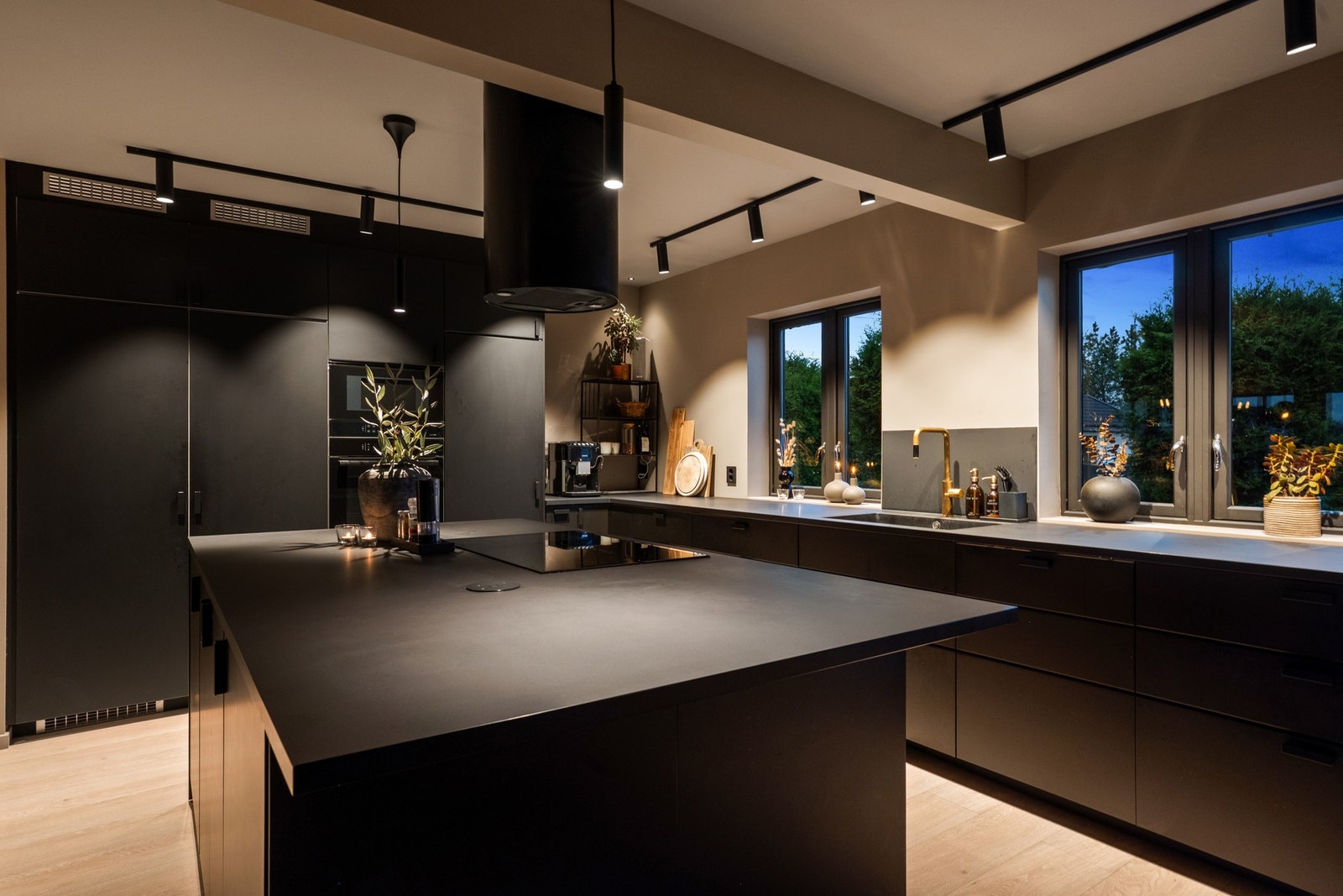 Huset har et lekkert kjøkken som var nytt for noen år siden Galleribilde