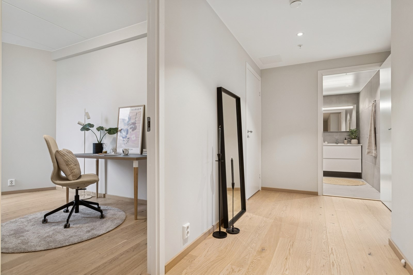 Entré er oppgradert med downlighs i himling. Vannbåren varme i gulv. Galleribilde