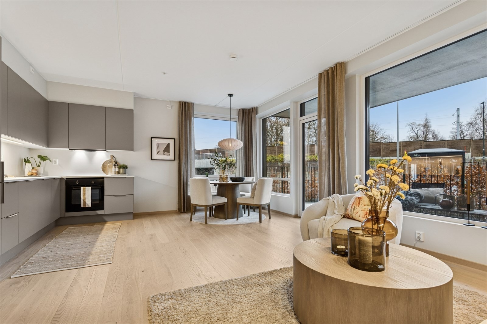 De store vindusflatene gir godt med innlys. Takmonterte gardiner via skinnesystem. Galleribilde