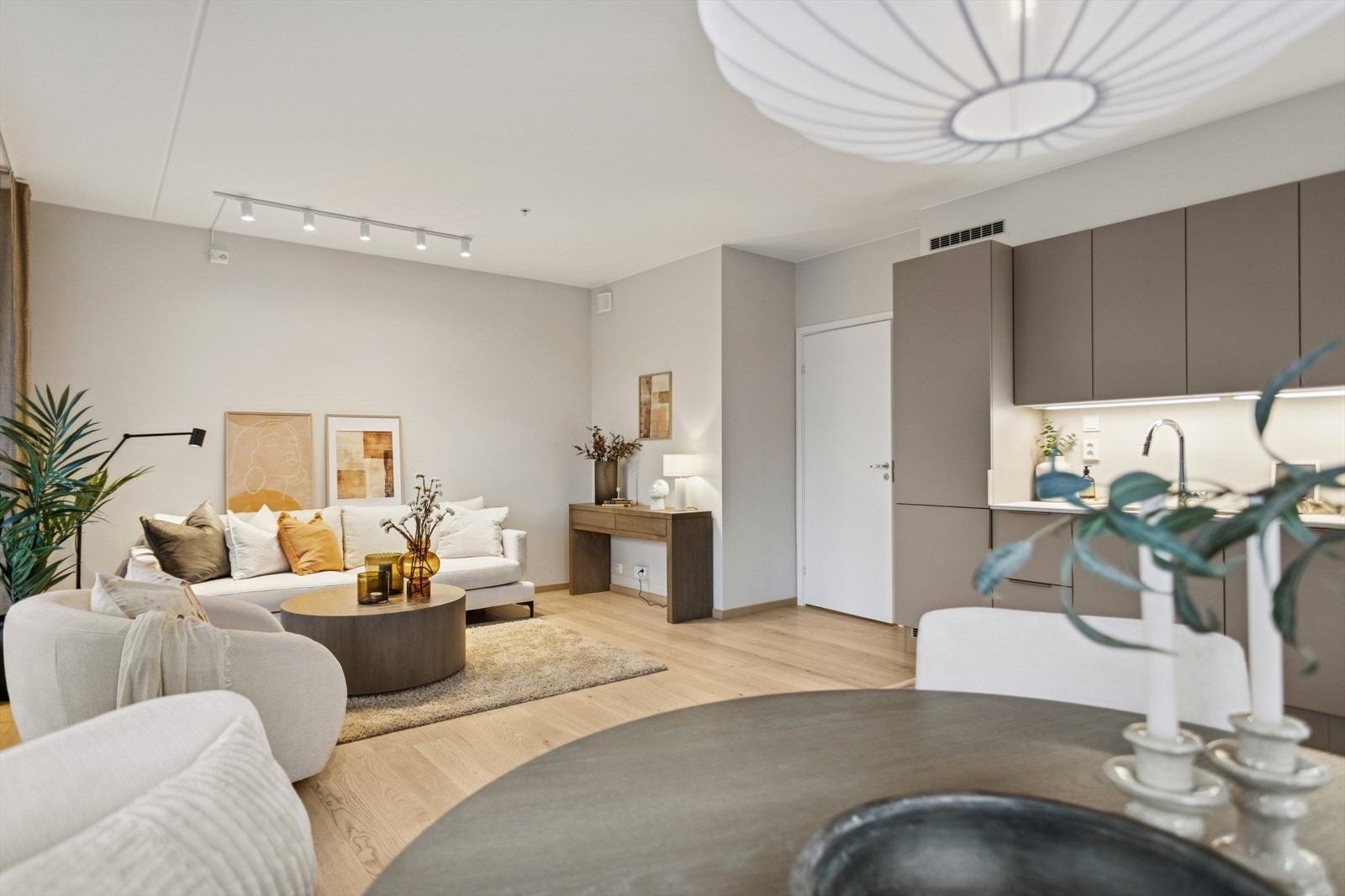 Lekker og ubebodd leilighet ferdigstilt i 2024 med delikate farge- og materialvalg. Galleribilde