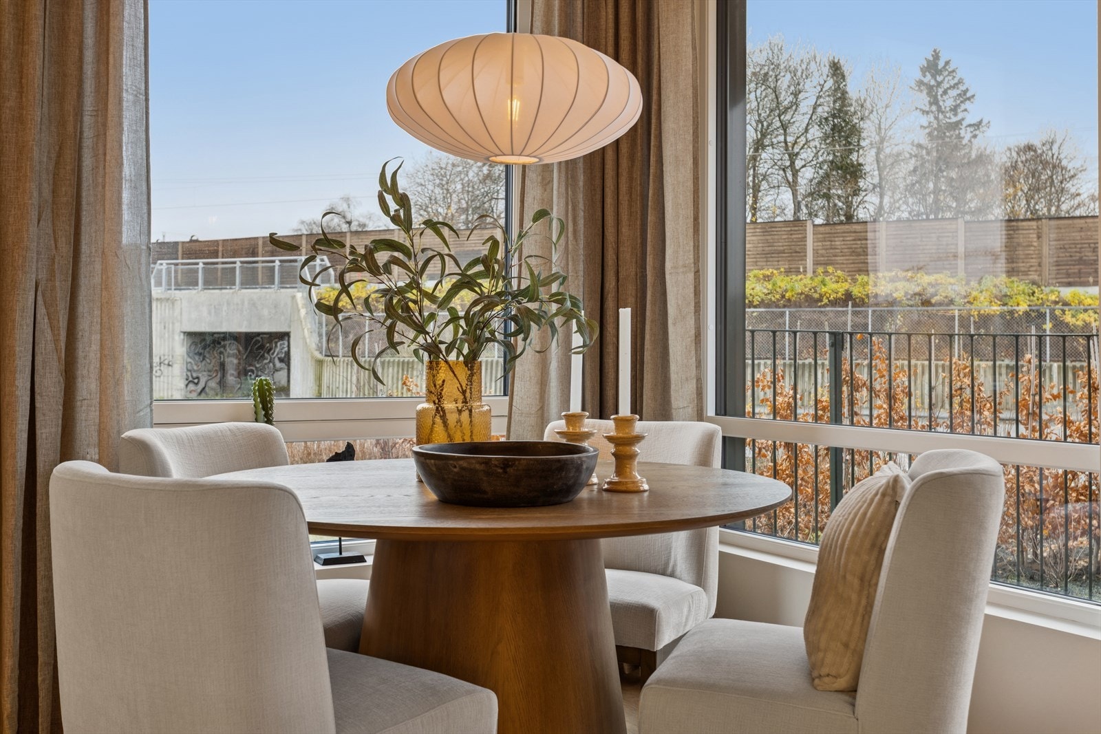 God plass til spisegruppe. Taklampe er montert over spisebord. Galleribilde