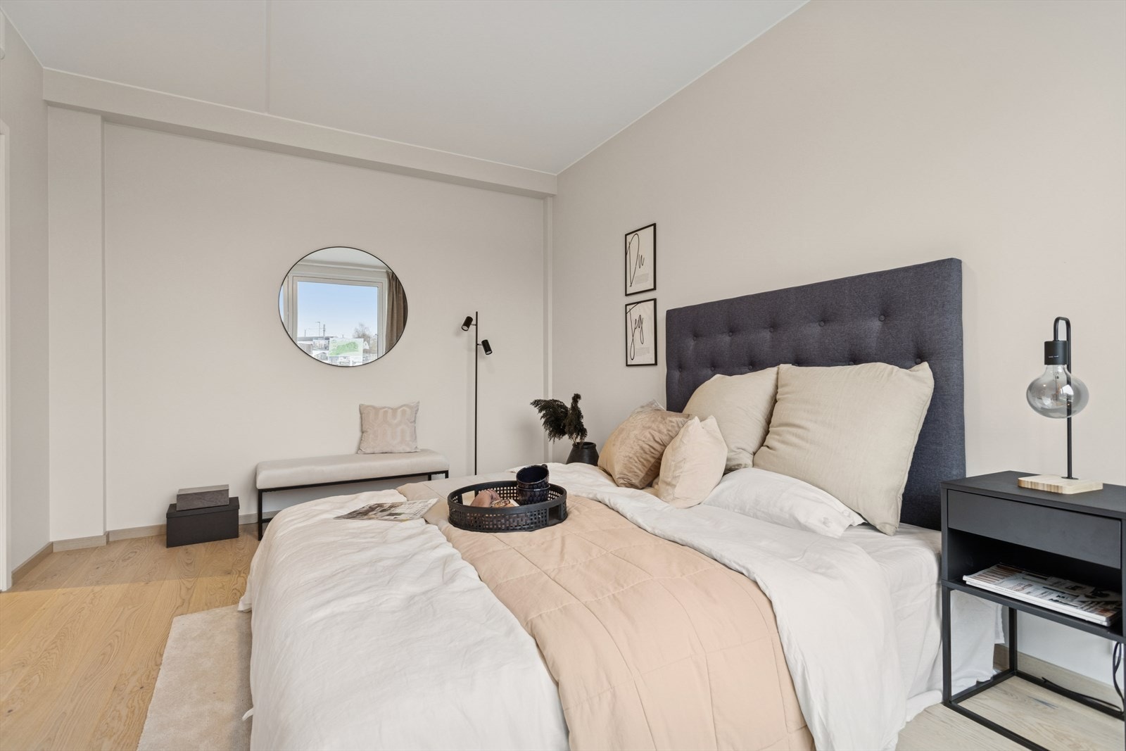 Romslig hovedsoverom med god plass til garderobeskap. Galleribilde