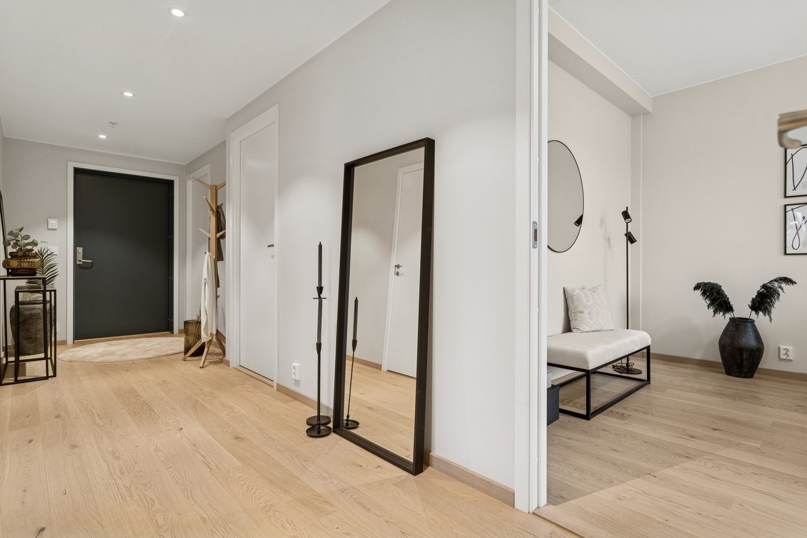 Romslig entrè med plass til garderobeløsning. Galleribilde