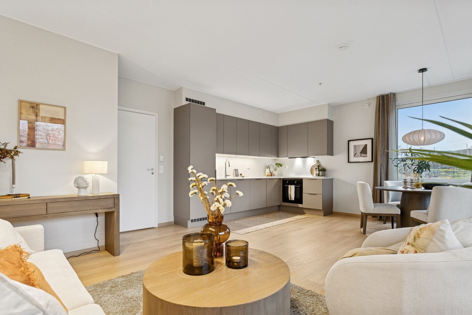 'Takhøye' overskap med praktisk belysning og oppgradert benkeplate med underlimt vask. Galleribilde