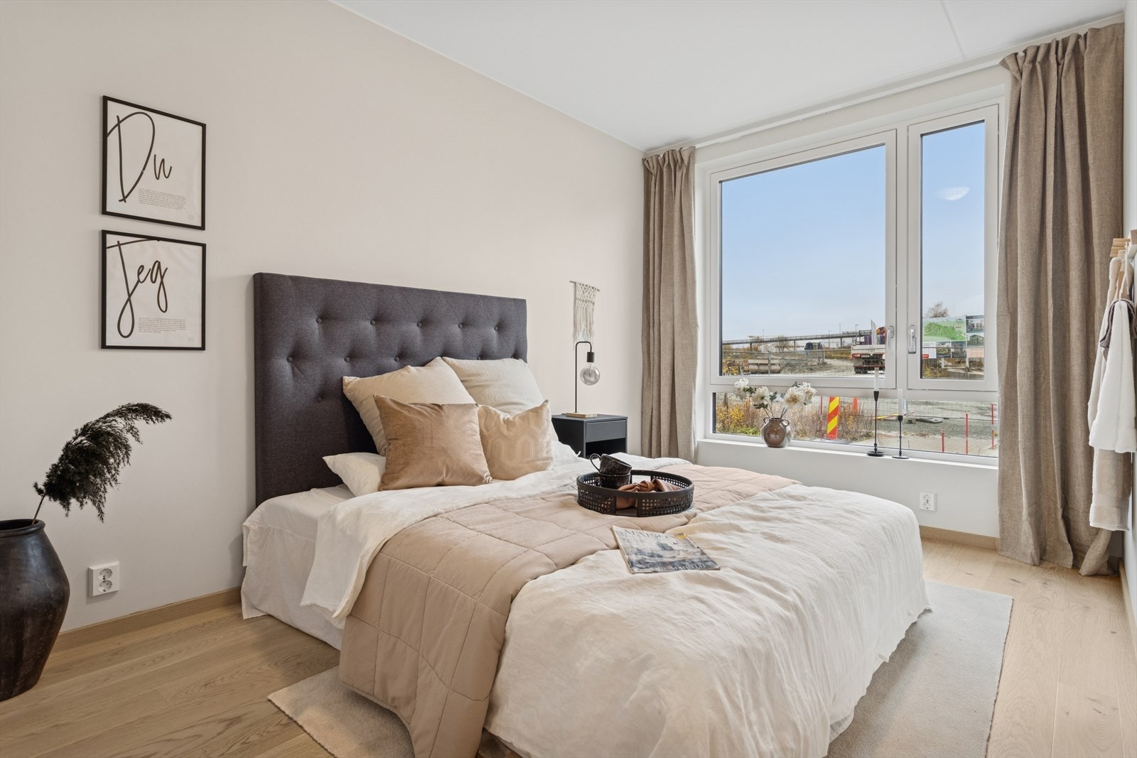 Soverommet har store vindusflater og god takhøyde på ca 2,6 m. Galleribilde