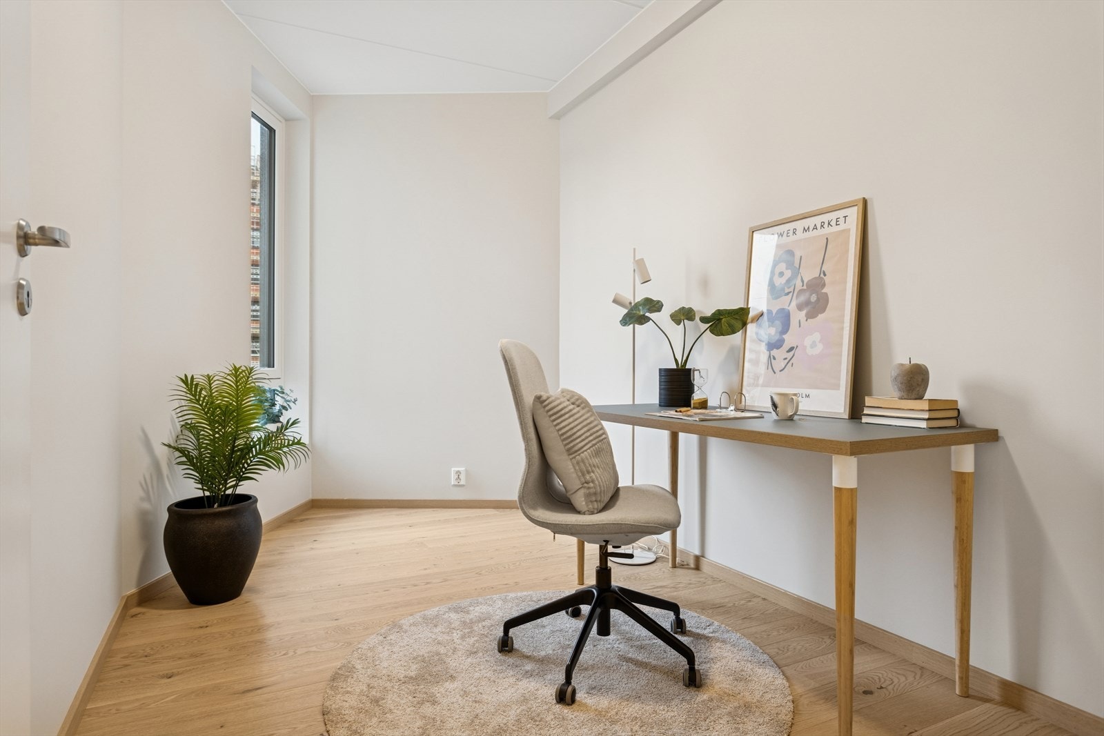 Soverom 2 innredet som kontor. Galleribilde