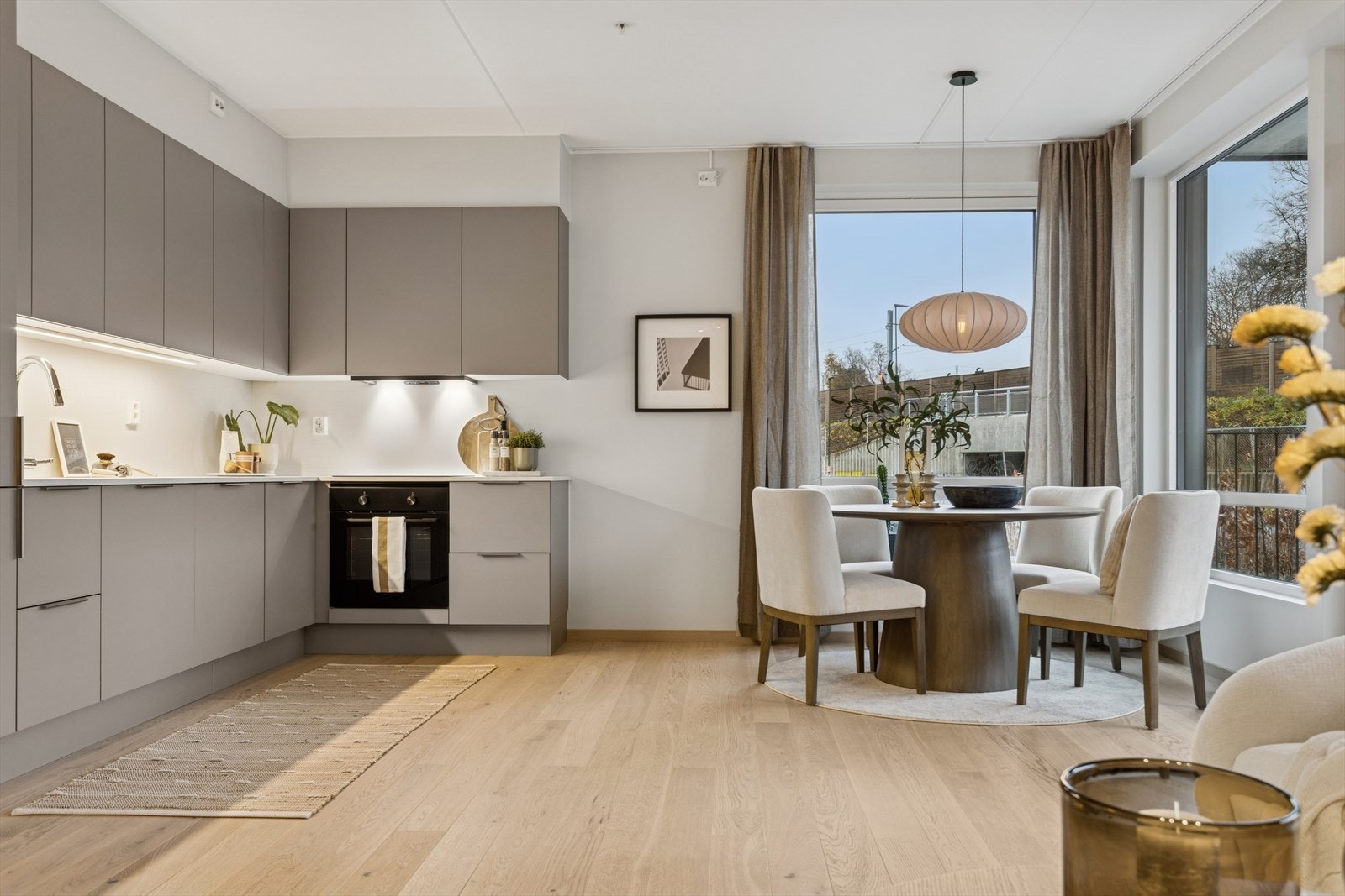 Induksjon platetopp, stekeovn, oppvaskmaskin og kombiskap. Kjøkkenarmatur med uttrekkbar tut. Galleribilde