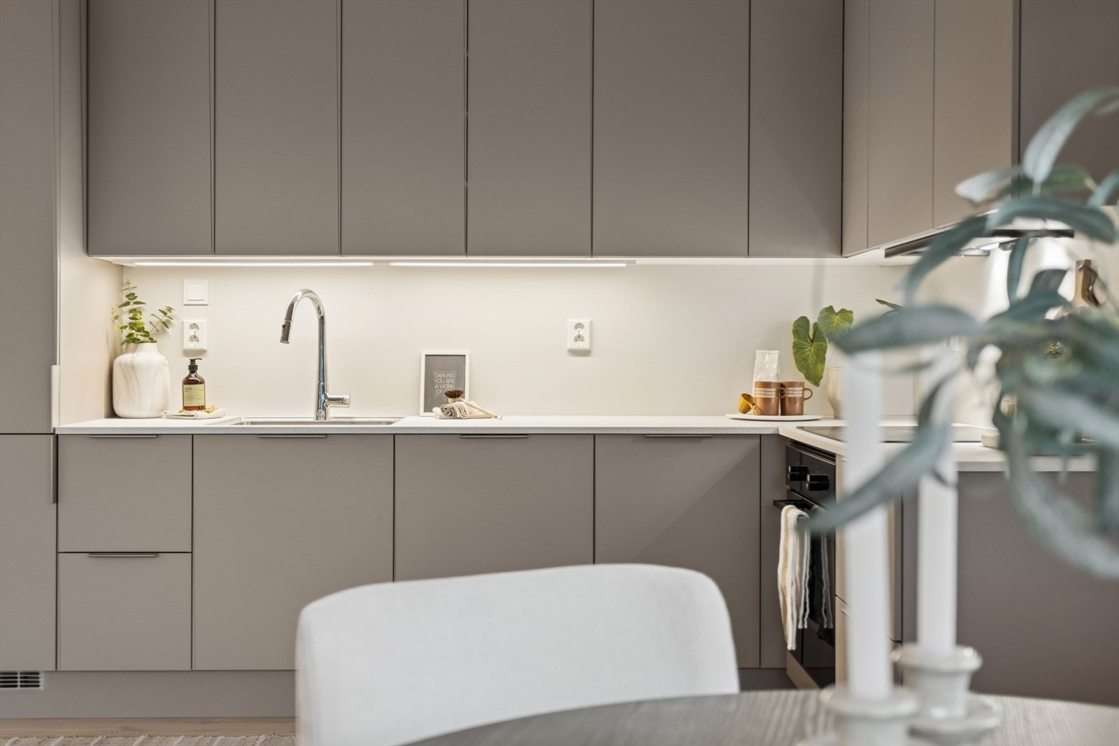 Moderne kjøkken fra HTH i modell 'Stockholm' med integrerte hvitevarer. Galleribilde