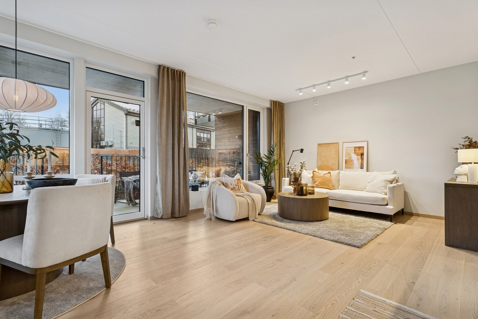 Utgang til stor sørvendt terrasse. Galleribilde