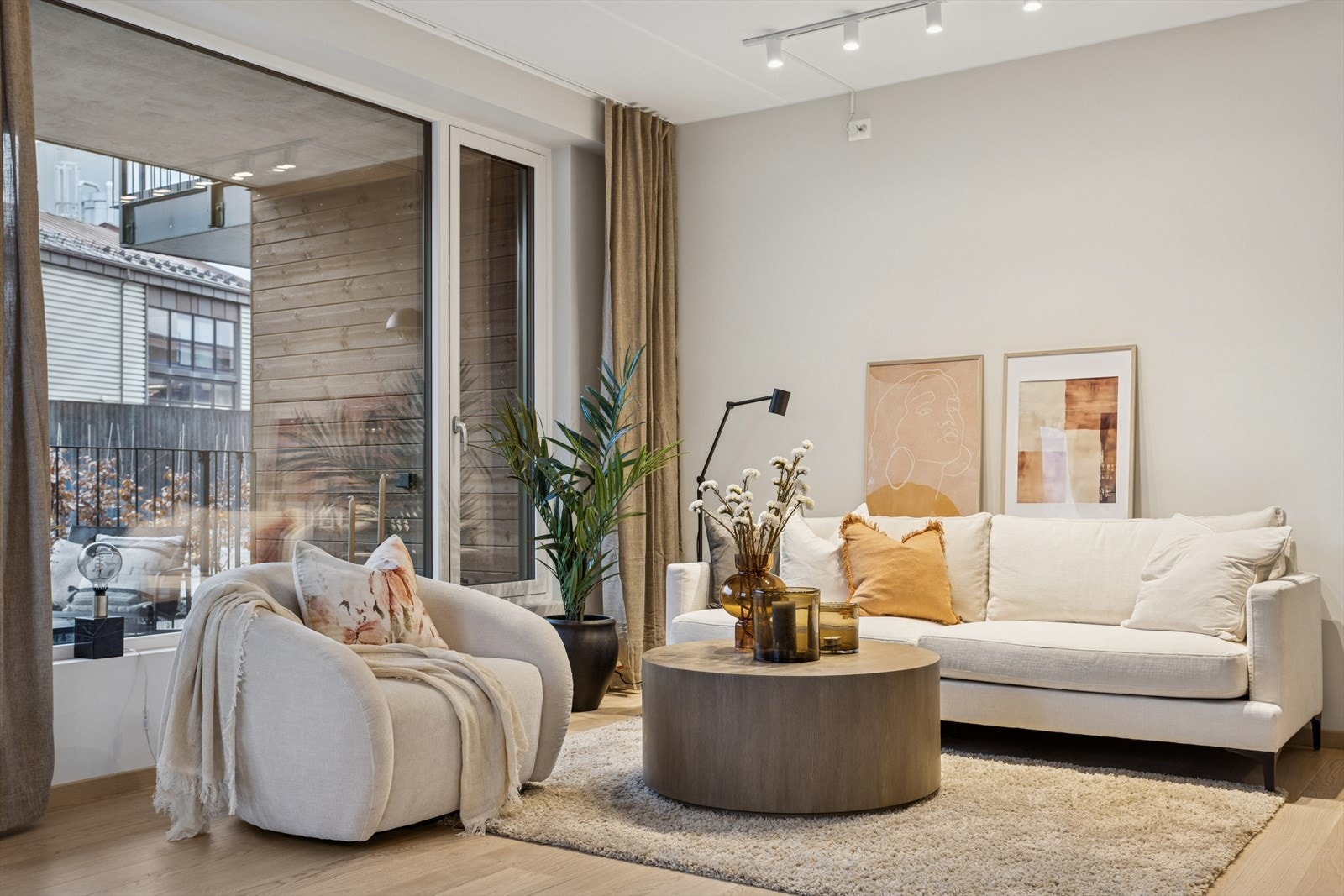 På stuen er det god plass til sofagruppe. Koblingspunkt for TV via fiber. Galleribilde