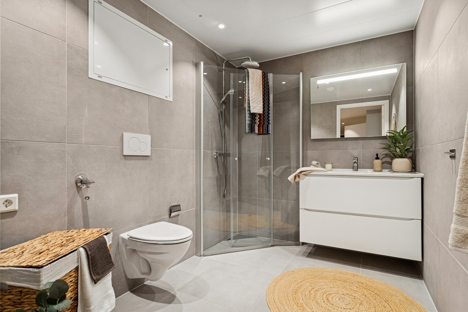 Svært innbydende bad med 60x60 flis på gulv og vegg. Vannbåren varme i gulv og downlights i himling. Galleribilde