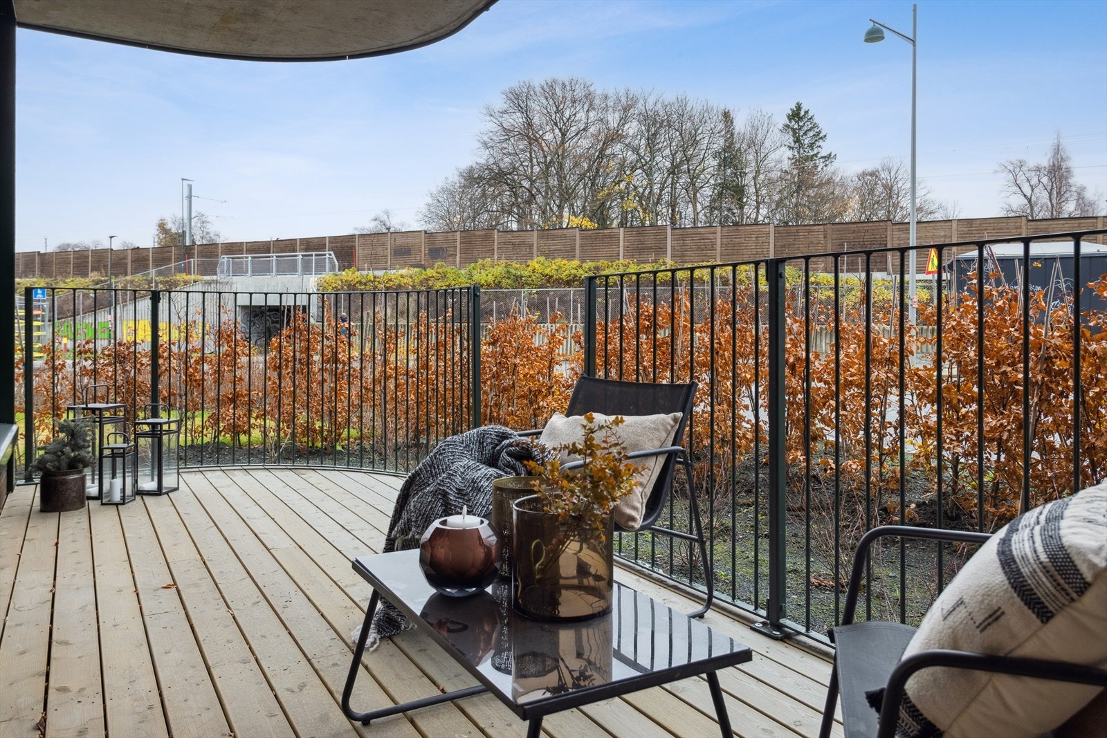 Stor overbygd terrasse mot sør. Galleribilde