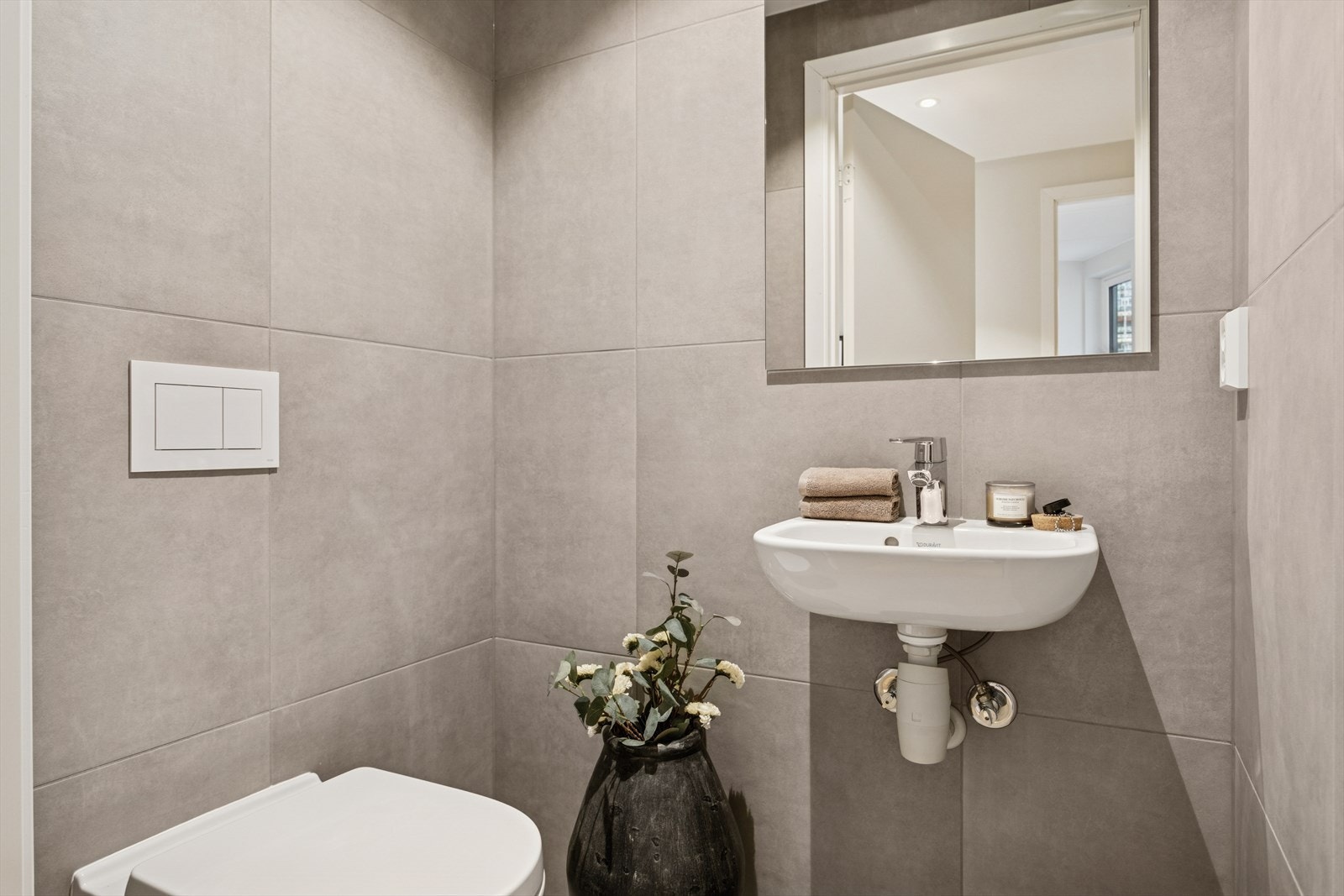 Gjestetoalett med storformat flis på gulv og vegg. Galleribilde