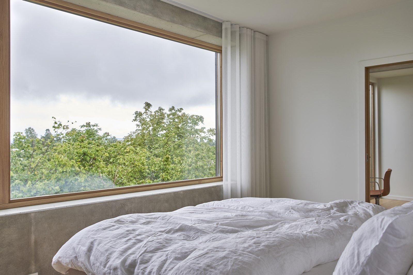 Boligen har 4 store soverom, hvorav hovedsoverom i egen etasje, med en-suite-bad og walk-in-garderobe Galleribilde