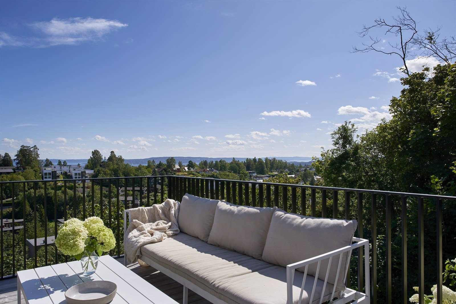 Nydelig utsikt fra terrassen med tilgang fra stuen Galleribilde