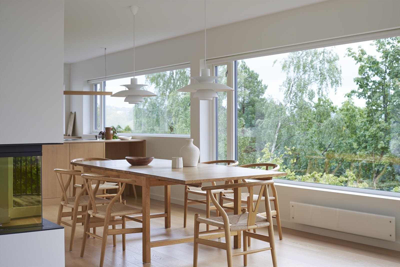 Eiendommen ble ombygget, totalrenovert og tilbygget i 2022/2023, og har materialitet og interiørvalg av høy, tidløs kvalitet Galleribilde