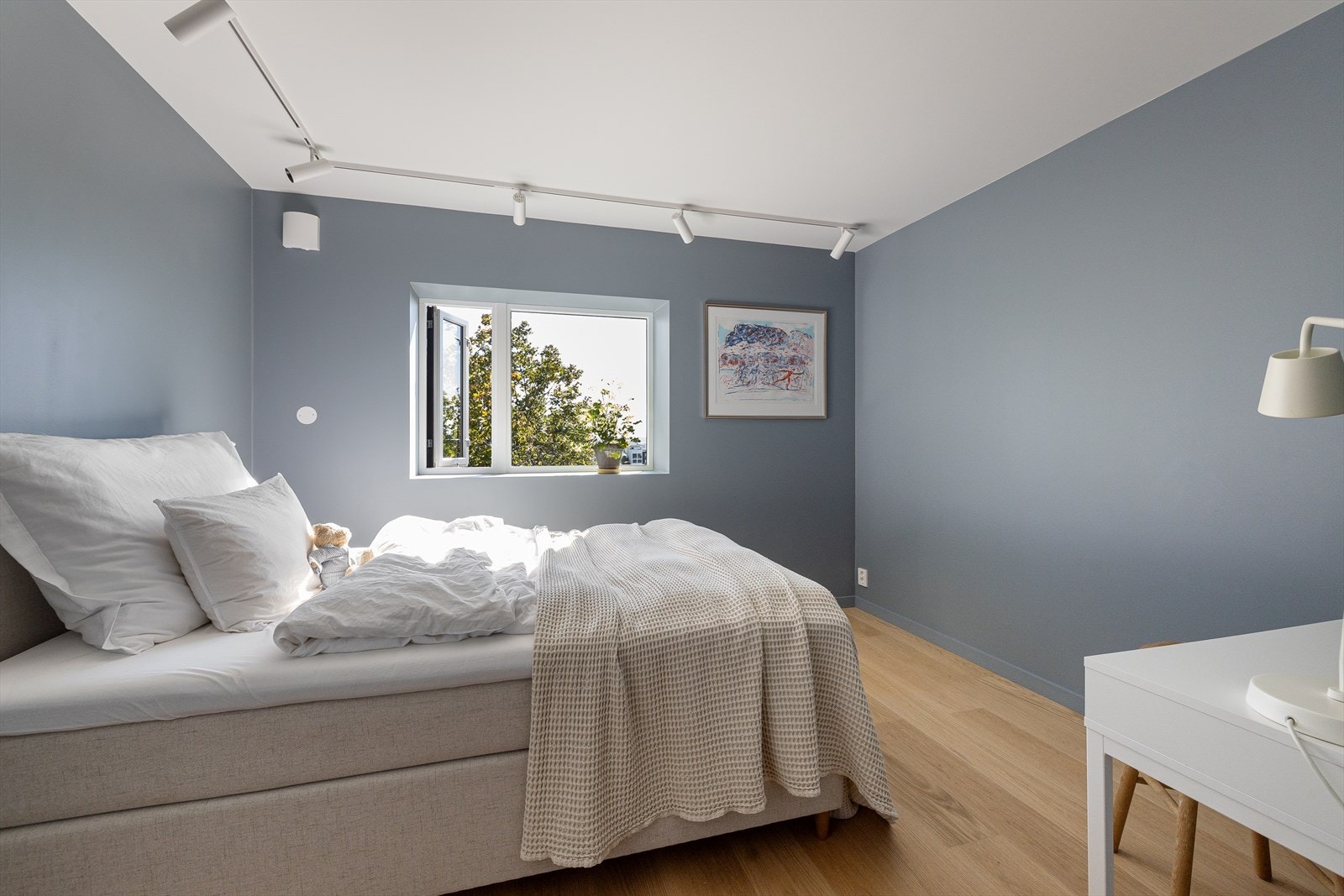 Det er god plass til seng, skrivebord, kommode, skap m.m. i alle rom Galleribilde